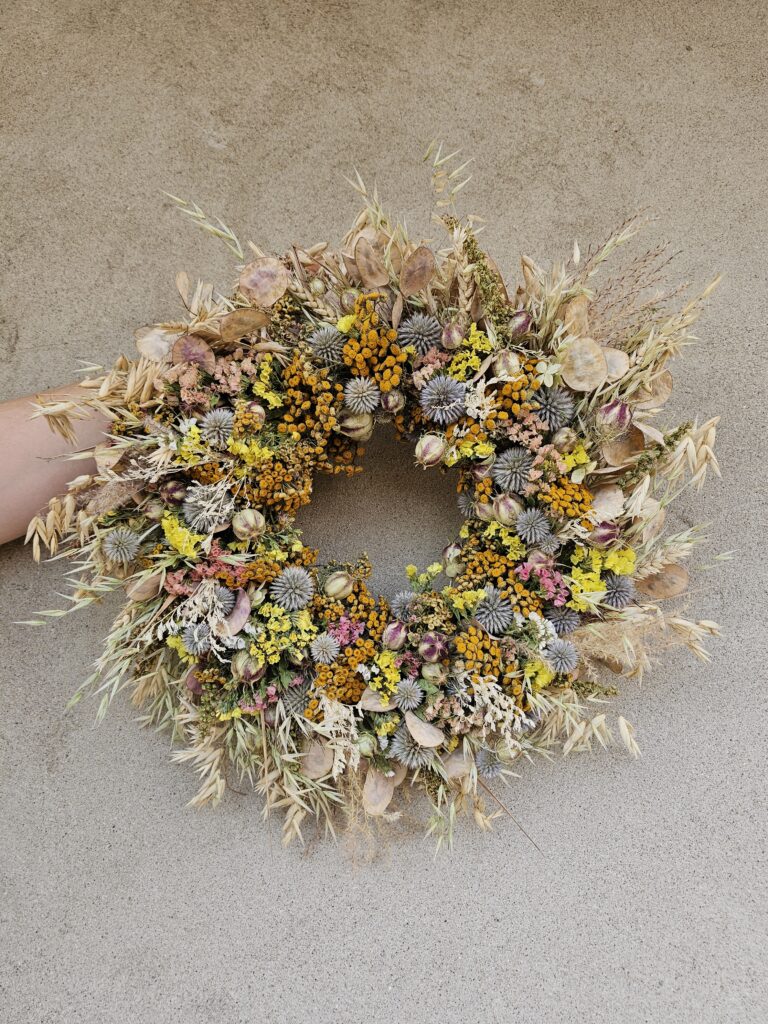 letni wianek z suszonych kwiatów
