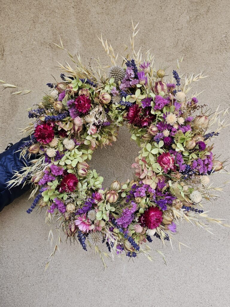 wianek z suszonych kwiatów w różowej tonacji