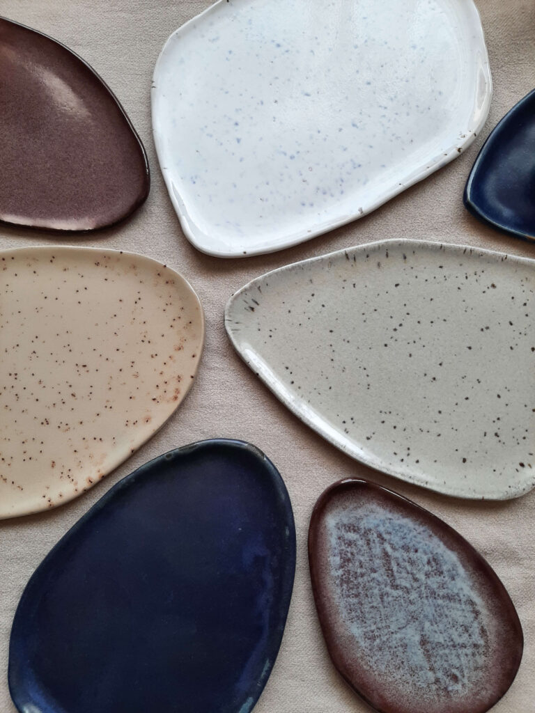talerze w stonowanych kolorach